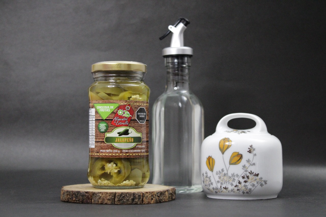 Frasco de ají de jalapeño artesanal Alicolombia, conserva 100% natural, intensidad ideal para tus comidas.