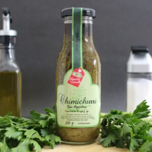 Frasco de chimichurri artesanal colombiano Alicolombia, aderezo 100% natural, perfecto para resaltar carnes y asados.