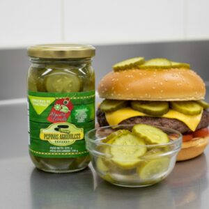 Frasco de pepino agridulce artesanal Alicolombia, conserva gourmet 100% natural, perfecta para ensaladas y sándwiches.