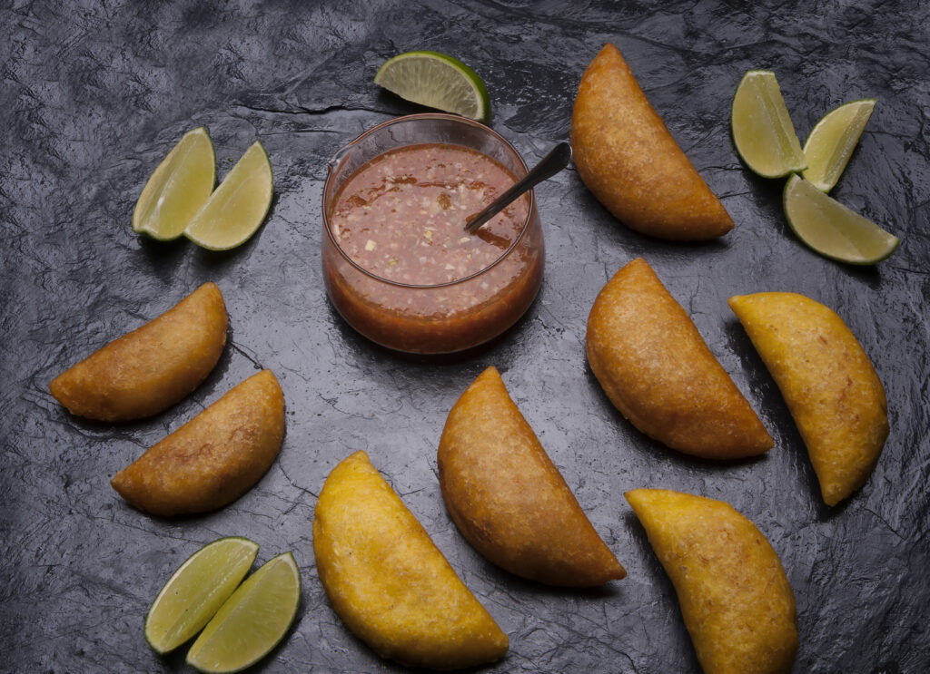 Empanadas de Carne y Papa al Horno con Salsa de Chimichurri Empanadas de Carne y Papa al Horno con Salsa de Chimichurri